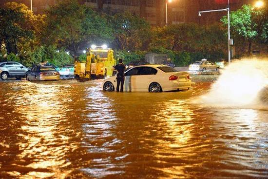 汽車涉水