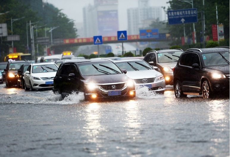 汽車(chē)進(jìn)水