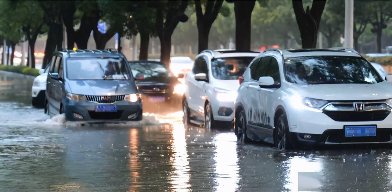 暴雨天氣行車(chē)