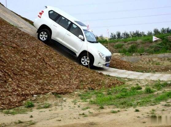 開車下陡坡