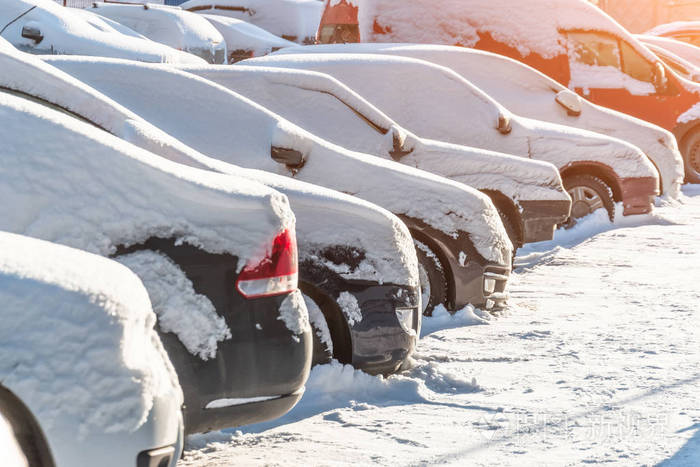 被雪覆蓋的車