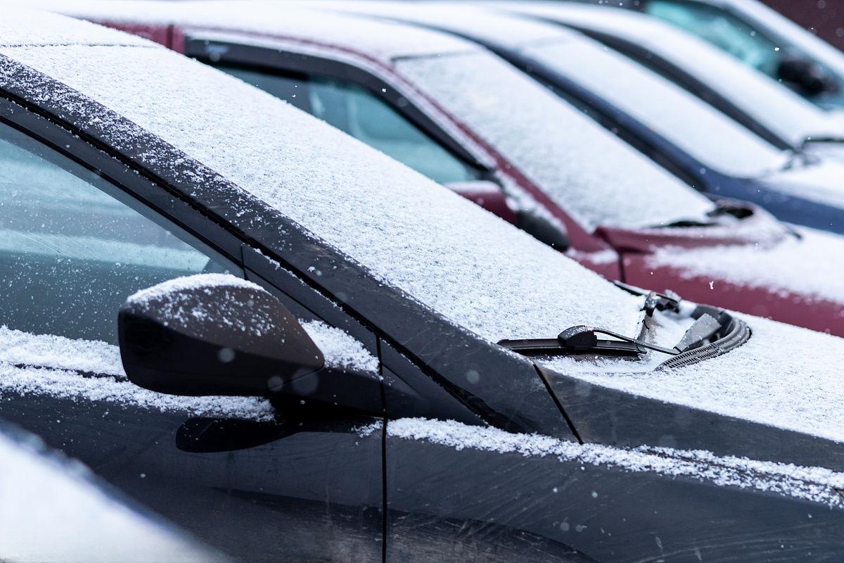 被雪覆蓋的車