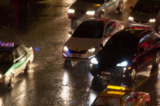 暴雨天開(kāi)車