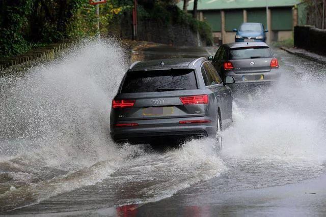 雨季駕駛車輛